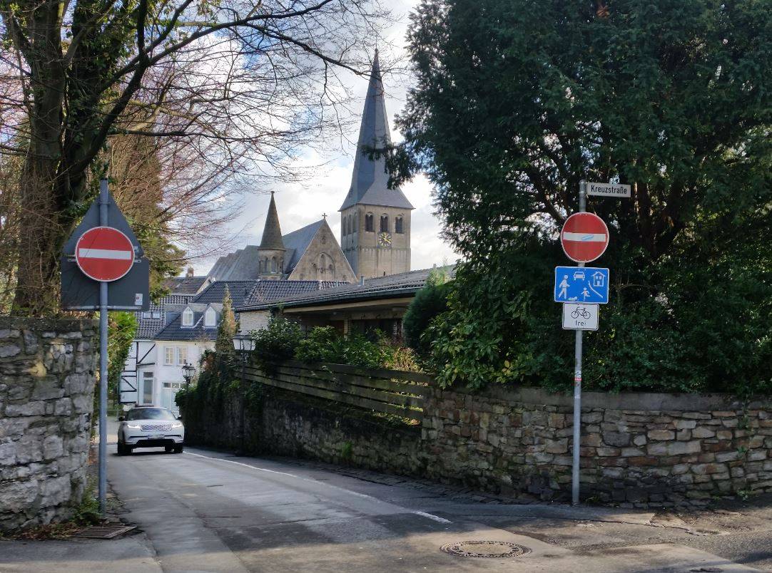 Oberstraße: Radfahrer dürfen entgegen der Einbahnstraße fahren