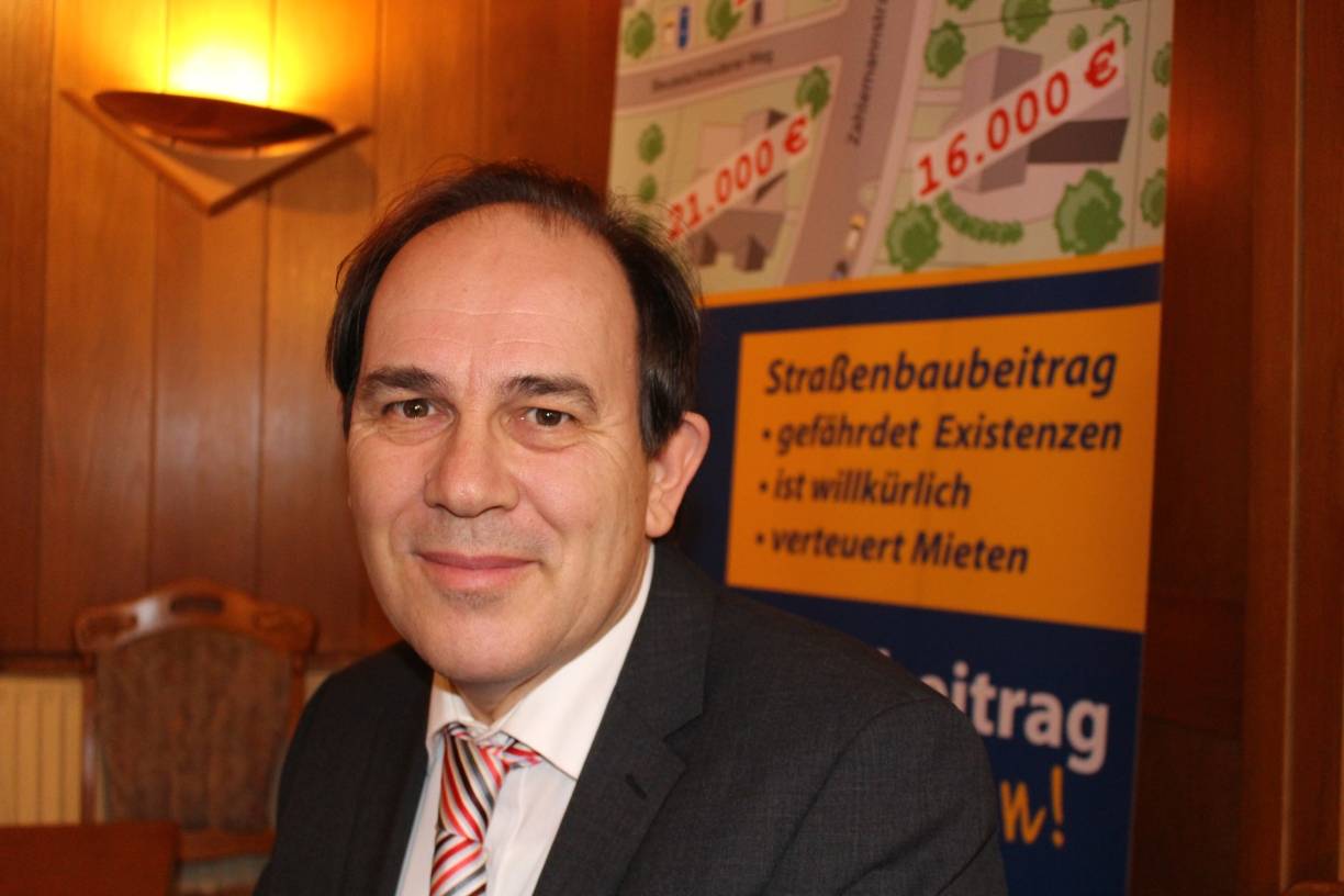  Eberhard Kanski, stellvertretender Vorsitzender des Bundes der Steuerzahler Nordrhein- Westfalen e.V., befasste sich beim vergangenen Stammtisch des Bürgervereins Metzkausen mit den kommunalen Finanzen. 