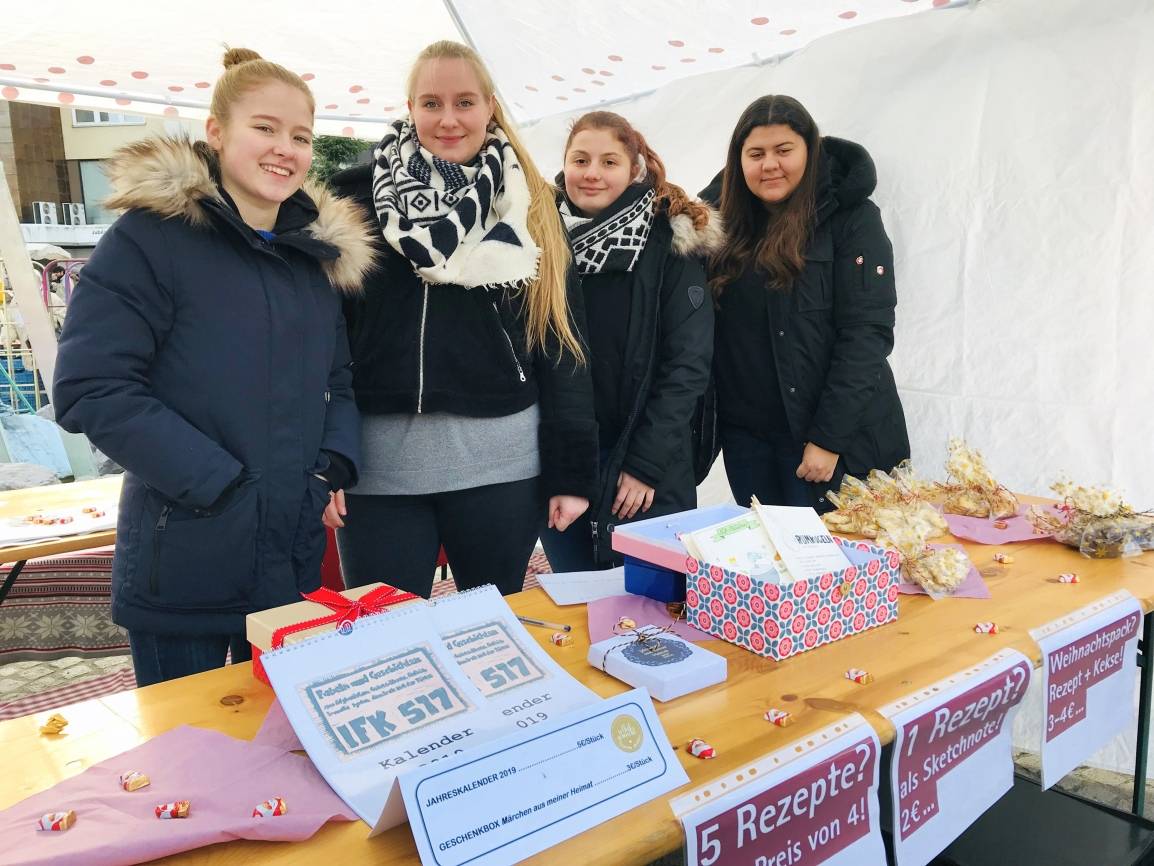  Die Schüler sind an den Samstagen vor Weihnachten auch auf dem Wochenmarkt vertreten. 