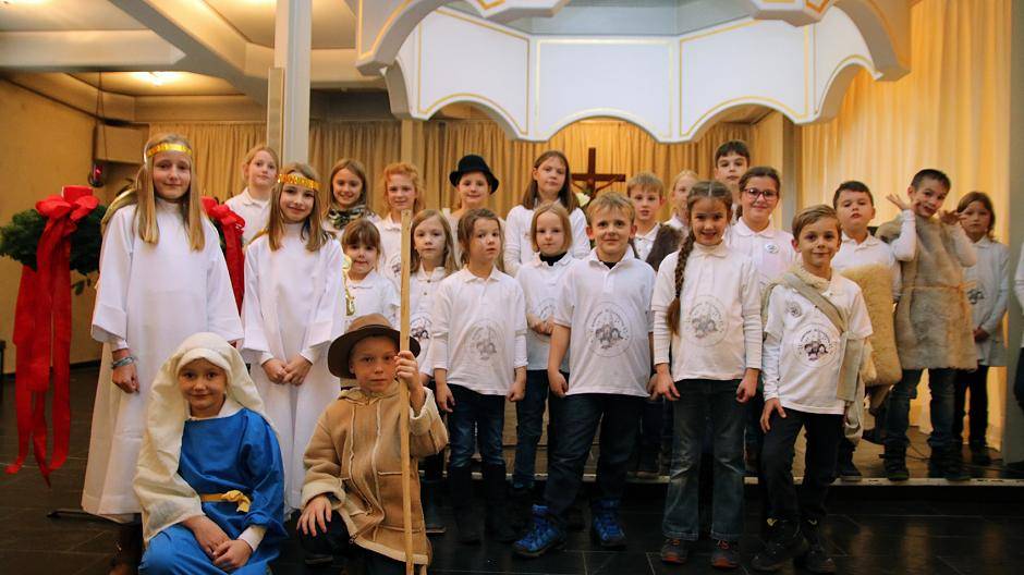 Der Kinderchor bei der Aufführung des Krippenspiels am 4. Dezember im...