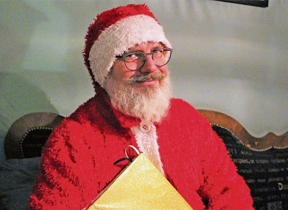  Reinhard Kaufmann sieht nicht nur aus wie der Weihnachtsmann, er ist tatsächlich der beliebte Mann mit dem Rauschebart. 