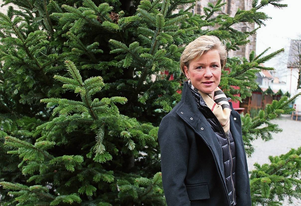  Solveig Clausen vor einer der tollen Tannen, noch ist der Baum ungeschmückt... 