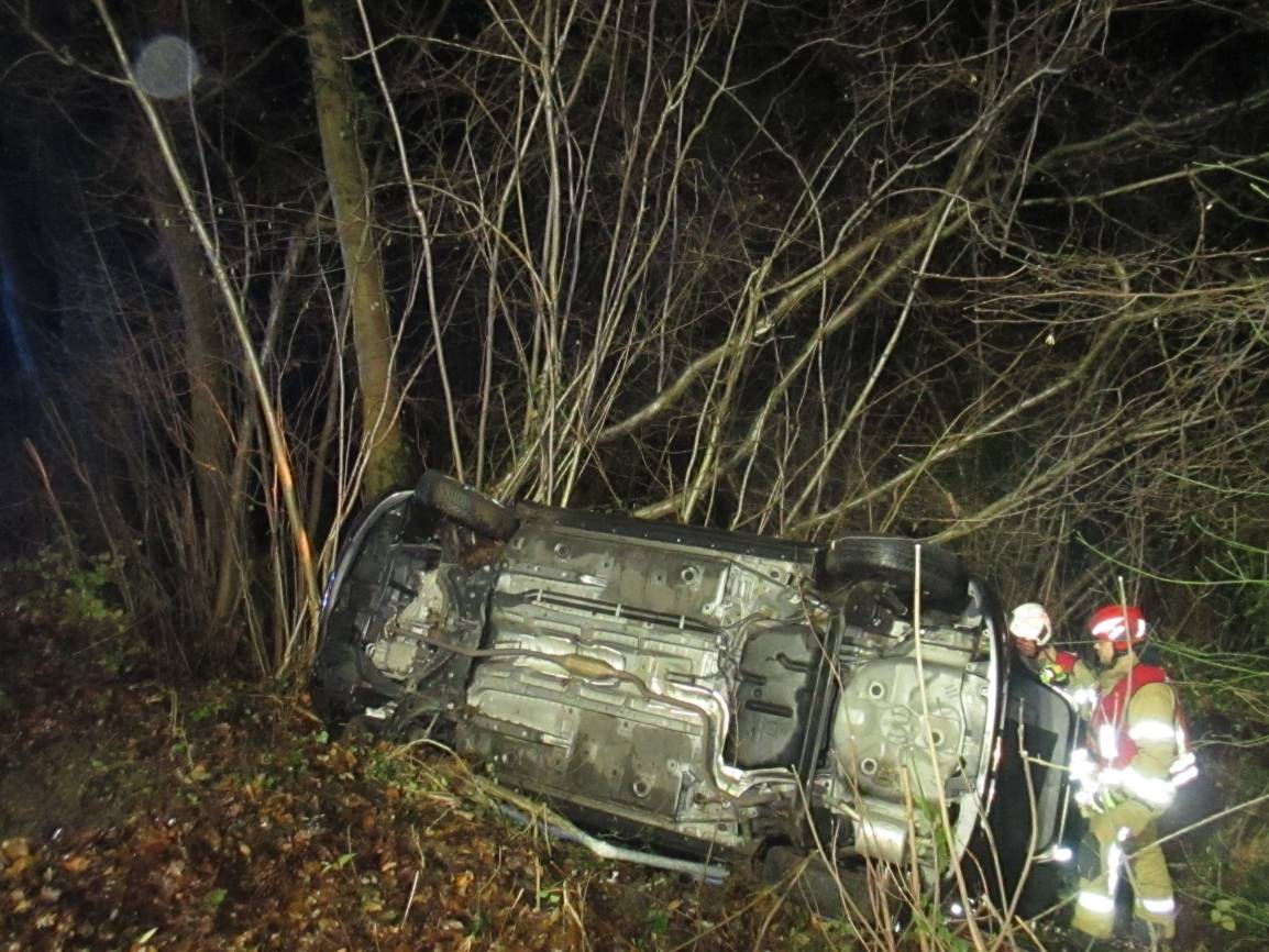 Auto landet nach Unfall auf Dach