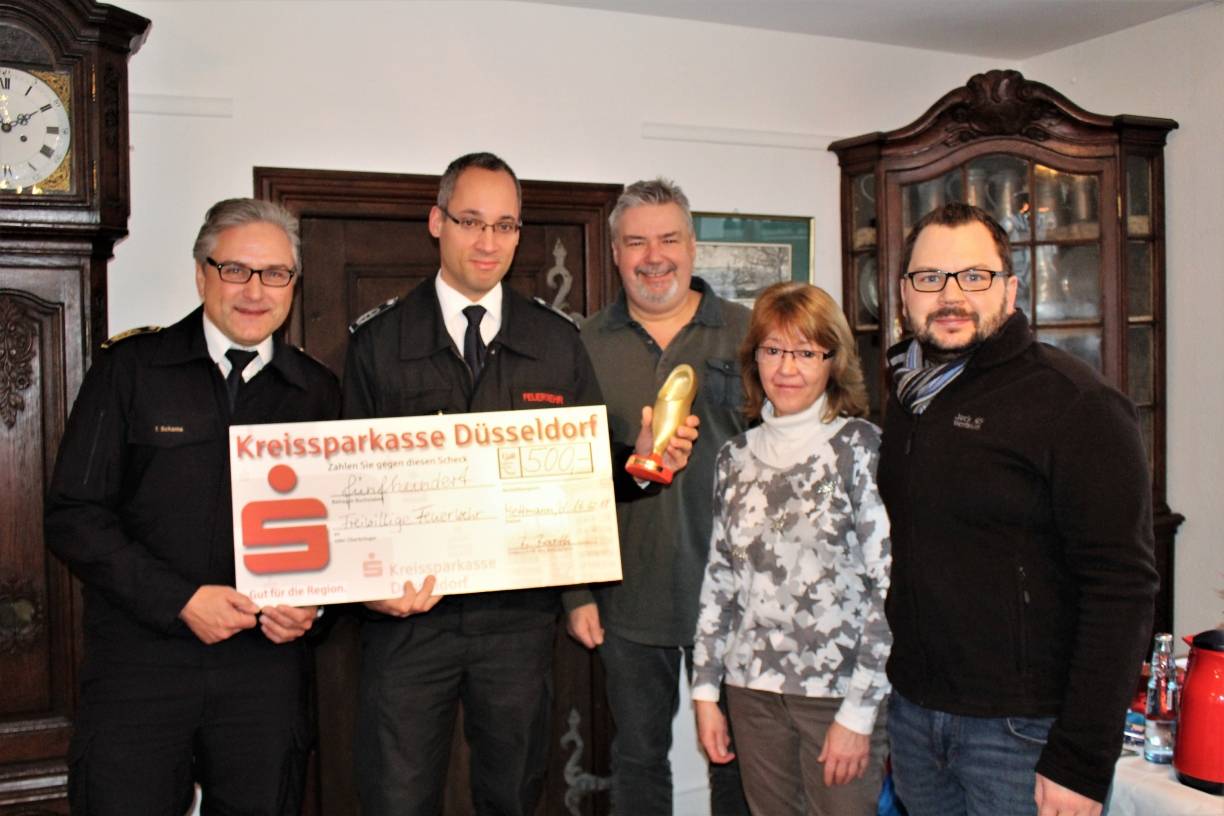  Laudator und Kreisbrandmeister Torsten Schams, Stadtbrandinspektor Marco Zerweiss, Jens-Christian Holtgreve,Betina Barth und Blotschenmarktteamleiter Florian Peters waren sich einig: Die Freiwillige Feuerwehr Mettmann hat in diesem Jahr die Goldene Ehrenblotsche mehr als verdient. 