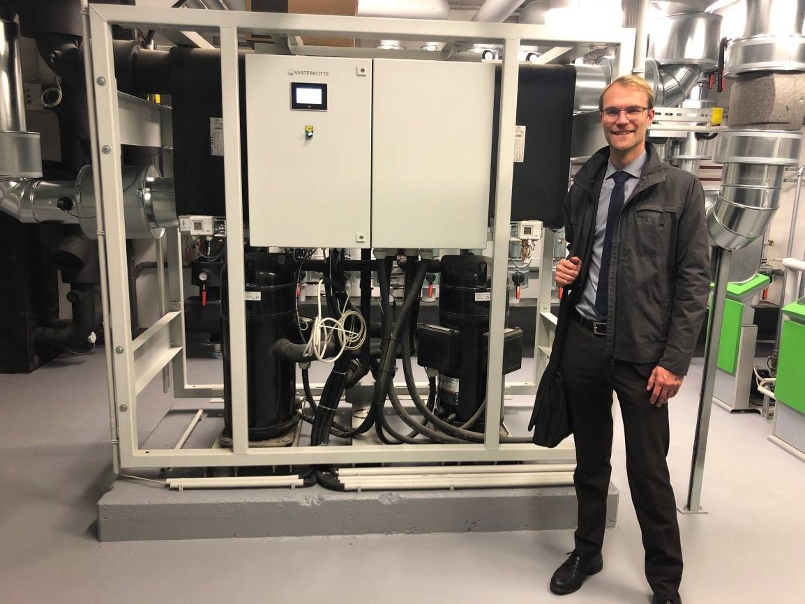  Dr. Christian Untrieser MdL vor der Geothermie-Anlage der TIMOCOM GmbH. 