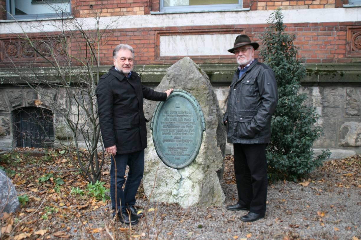  Bürgermeister Thomas Dinkelmann und Ottokar Iven neben dem Seminaristen-Stein, der nun wieder vor dem Rathaus steht.  