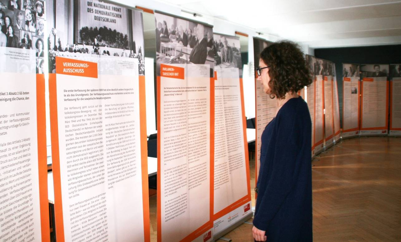  Im Rathaus kann die Ausstellung „Mütter des Grundgesetzes“ während der Öffnungszeiten besucht werden. 