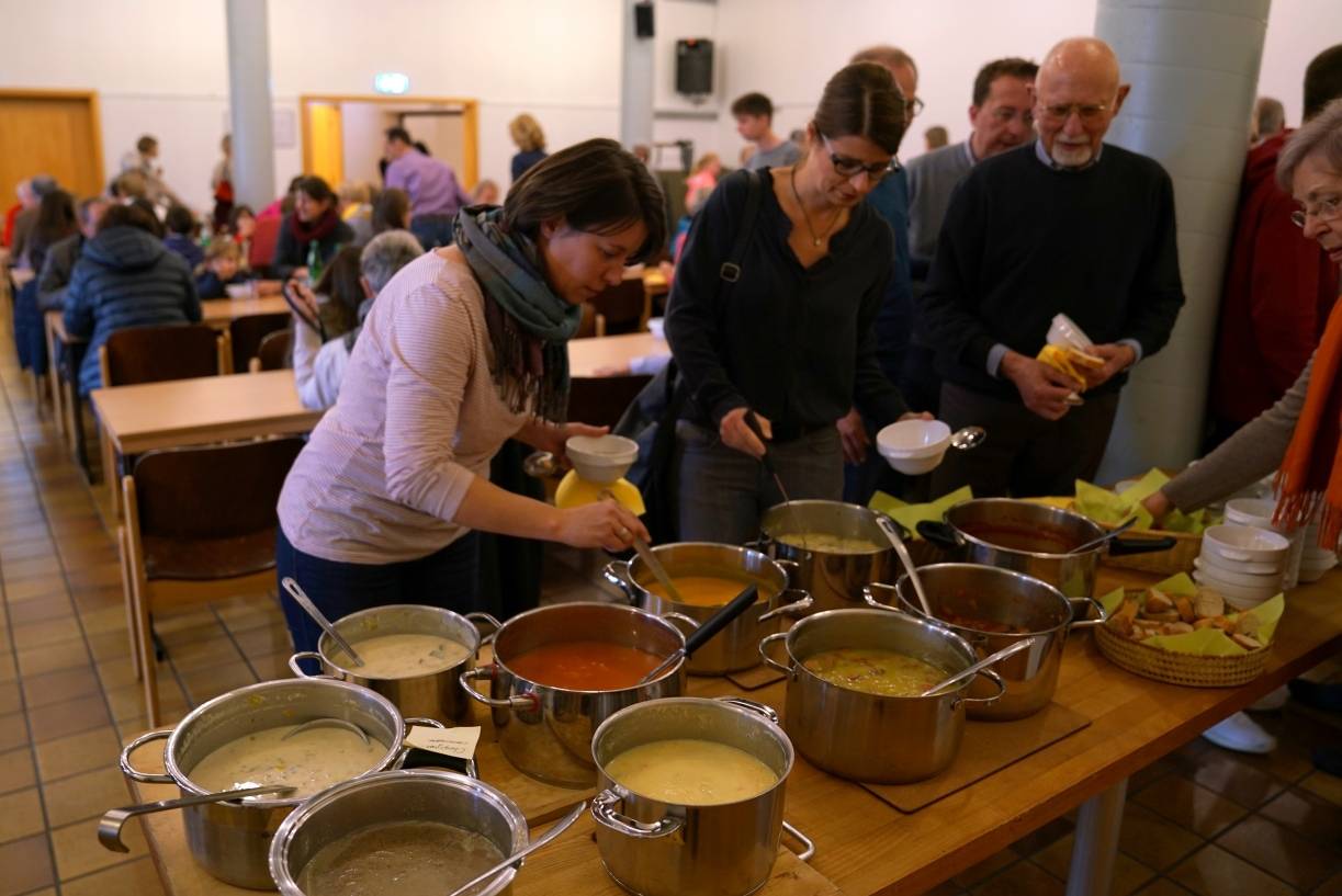 Katholische Gemeinde „Heilige Familie“ spendet nach Herbstfahrt-Suppen-Spendenessen 520 Euro