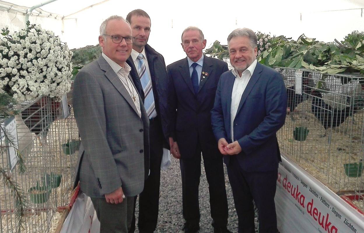  Landtagsabgeordneter Martin Sträßer, Rassezüchter Stefan und Bernhard Krus mit Schirmherr und Bürgermeister Thomas Dinkelmann. 