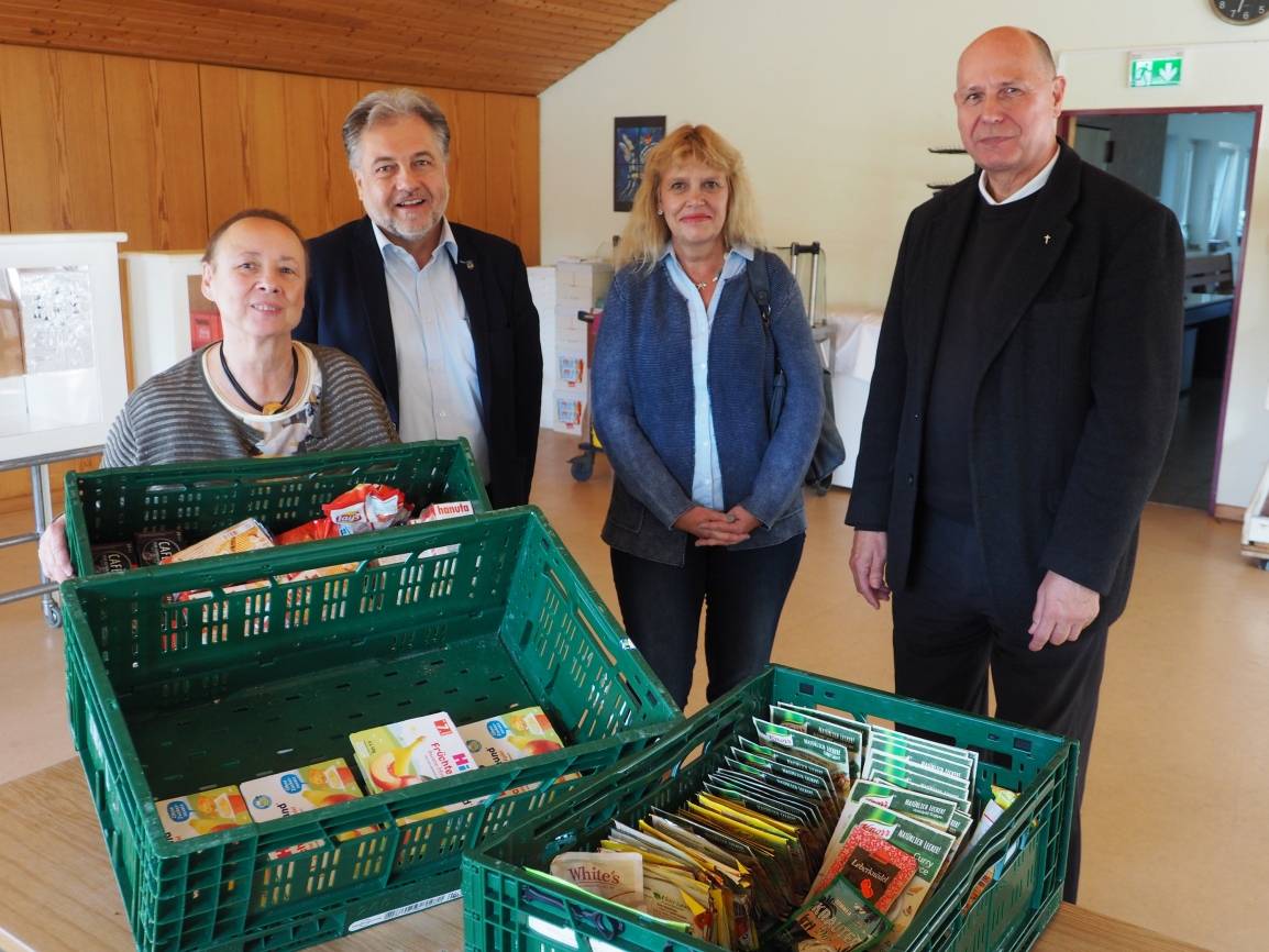  Viel ist an diesem Ausgabetag in der Tafel nicht übrig geblieben. Gisela Fleter (Leiterin der Mettmanner Tafel), Bürgermeister Thomas Dinkelmann mit seiner Frau und Pfarrer Klaus Schilling machten sich ein Bild. 