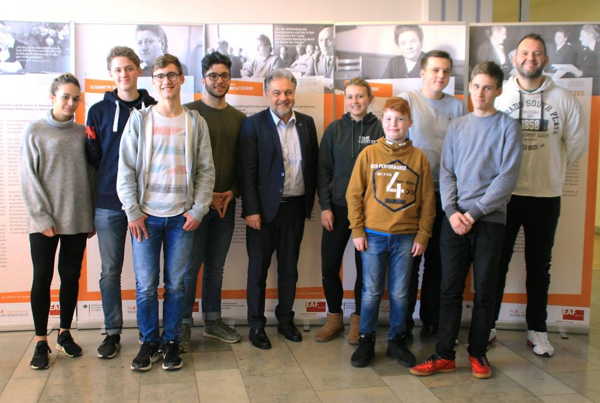  Bürgermeister Thomas Dinkelmann und Ogün Yilmazer von der Mettmanner Jugendförderung mit den Schülervertretern der weiterführenden Schulen. 