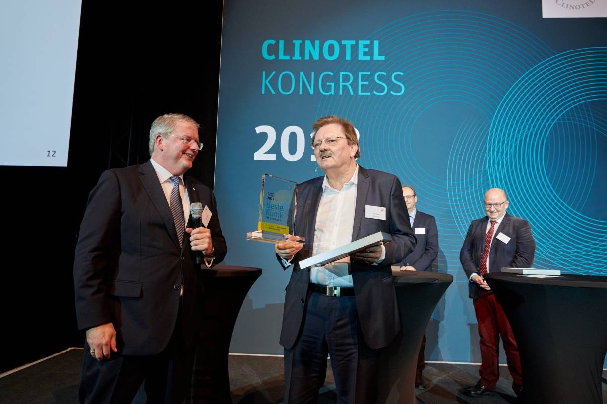  CLINOTEL-Geschäftsführer Udo Beck (l.) überreichte die Auszeichnung am Samstag an Bernd Huckels, Geschäftsführer des EVK Mettmann. 