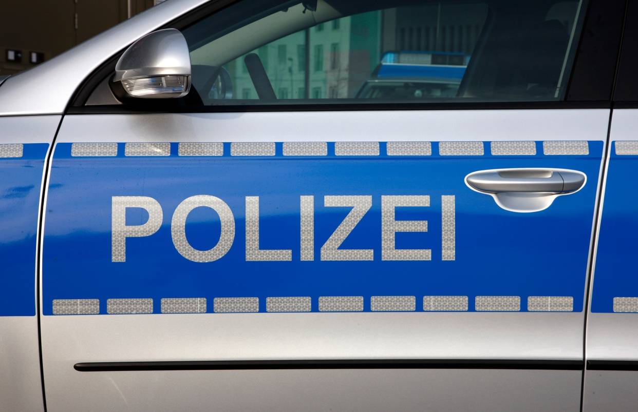 Fahrer fährt einfach weiter - Zeugen werden gesucht: Frau stürzt aus dem Bus am Jubiläumsplatz