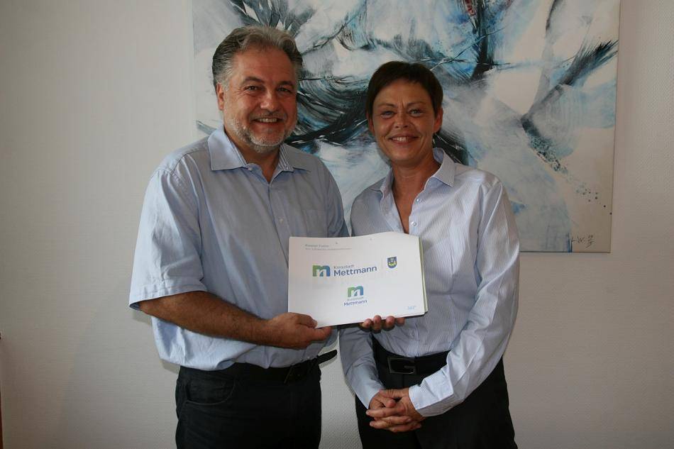  Bürgermeister Thomas Dinkelmann und seine bisherige Büroleiterin Dr. Silvia Nolte. 