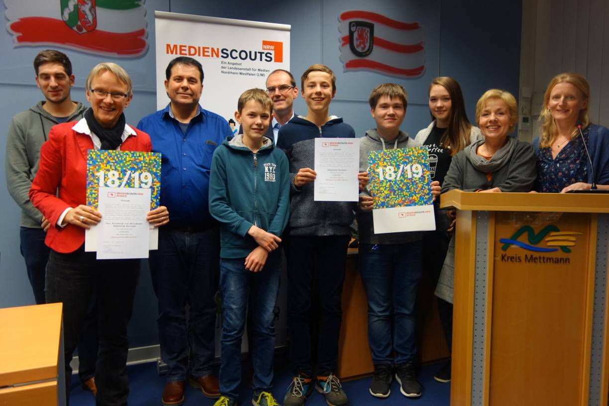  Die Medienscouts vom Gymnasium Hochdahl und vom Carl-Friedrich-von-Weizsäcker-Gymnasium Ratingen erhielten am Rande der Veranstaltung ihre Urkunden und das Landesabzeichen "Medienscouts Schule NRW". 