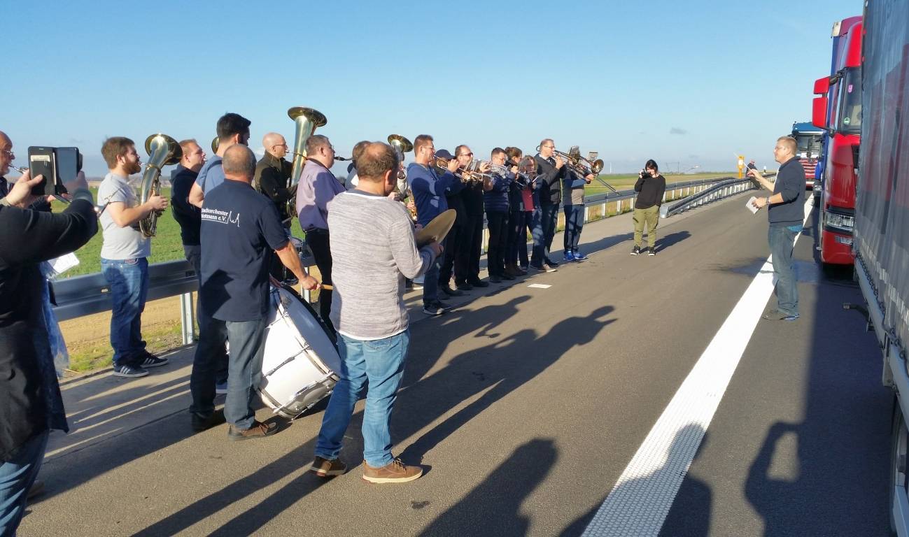  Das Mettmanner Stadtorchester beim spontanen Auftritt im Stau auf der A44.  