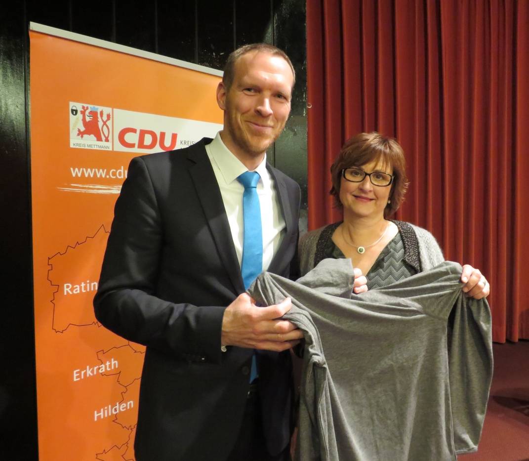  Die Stadtverbandsvorsitzende Gabriele Hruschka übergab dem leidenschaftlichen Jogger Heinisch ein Laufshirt und wünschte ihm, dass er für die vielfältigen Anforderungen im Ehrenamt auch weiterhin bei guter Kondition bleibt. 