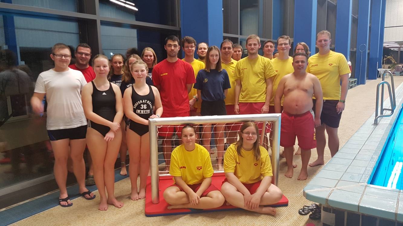 Neue Wasserballtore für die DLRG dank des "PS-Sparens" der Kreissparkasse Düsseldorf