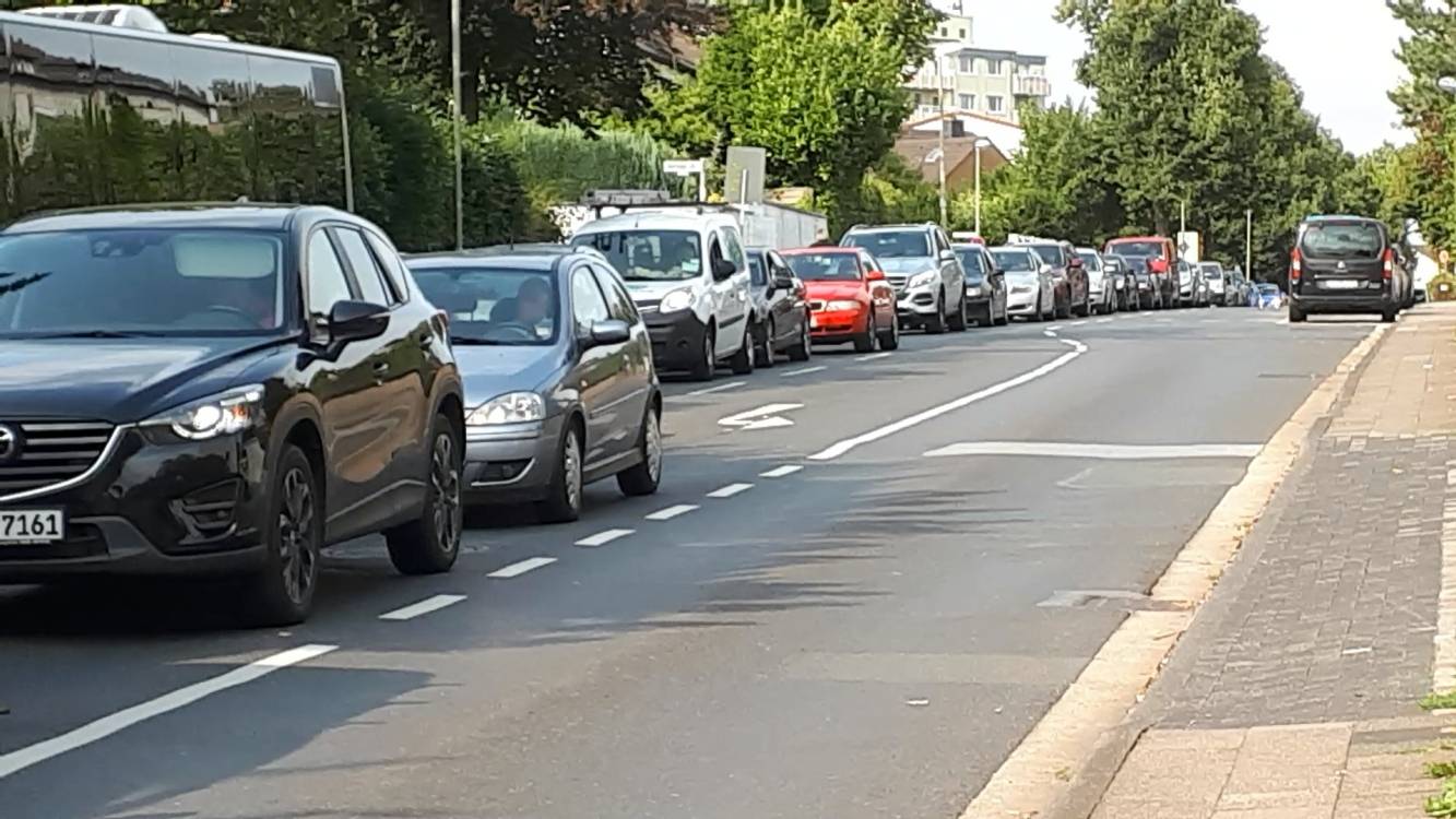  Die tägliche Situation an der Kreuzung Berliner Straße/Düsseldorfer Straße.  