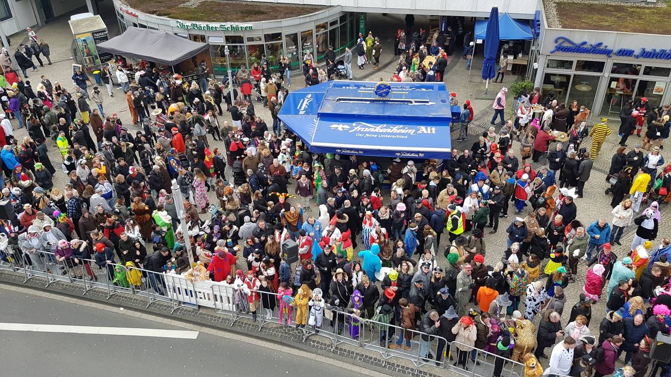  Die Mettmanner Jecken warten auf den Karnevalszug am Jubi.  