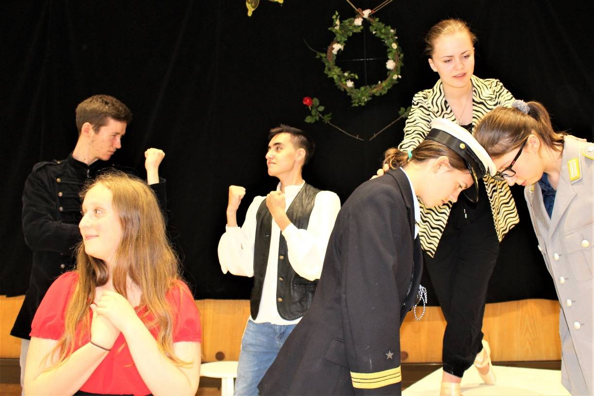  Die Schüler der Theater AG am KHG haben sich mit dem Stück „Viel Lärm um nichts“ an einen Klassiker William Shakespeares gewagt und konnten das Publikum an zwei Abenden überzeugen. 