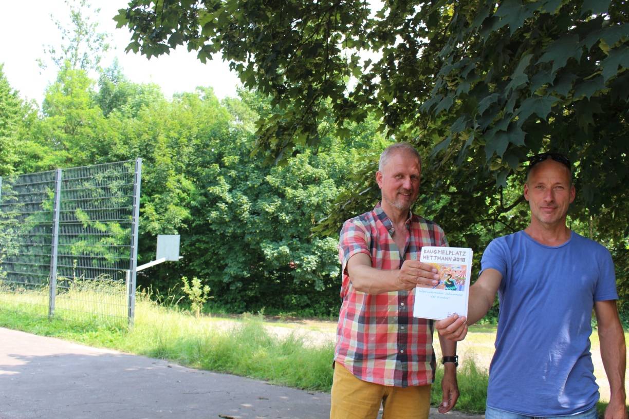  Axel Meven und Markus Kier (v.li.) sind vom Erfolgsprojekt Bauspielplatz überzeugt. 