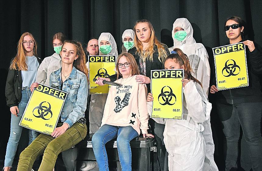 Theaterkurs am HHG präsentiert das Stück „Opfer“