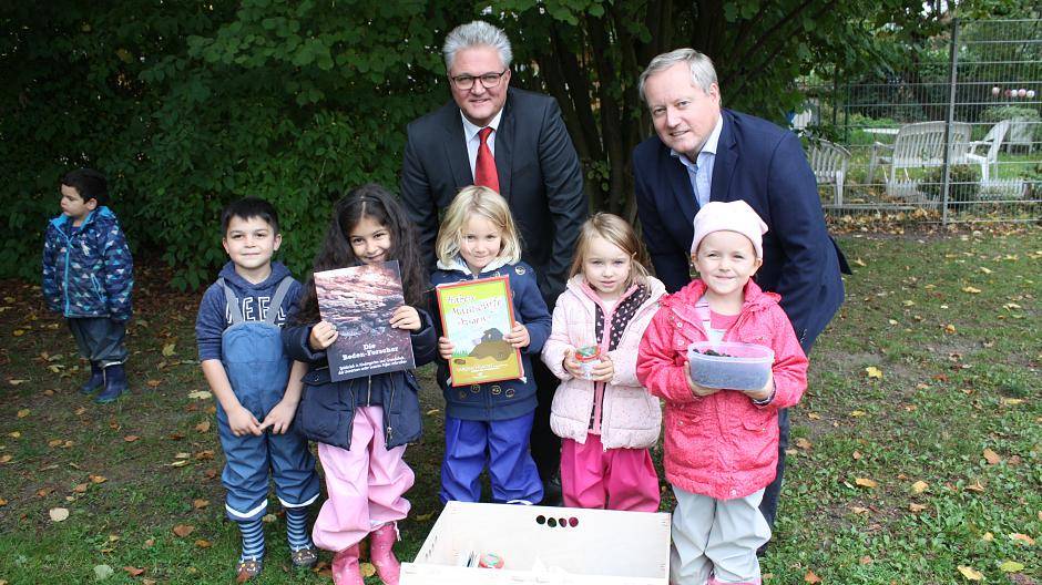 Harald Schlenger, Geschäftsführer der KDM überreicht Rolf Schneeweiß von der Unteren...