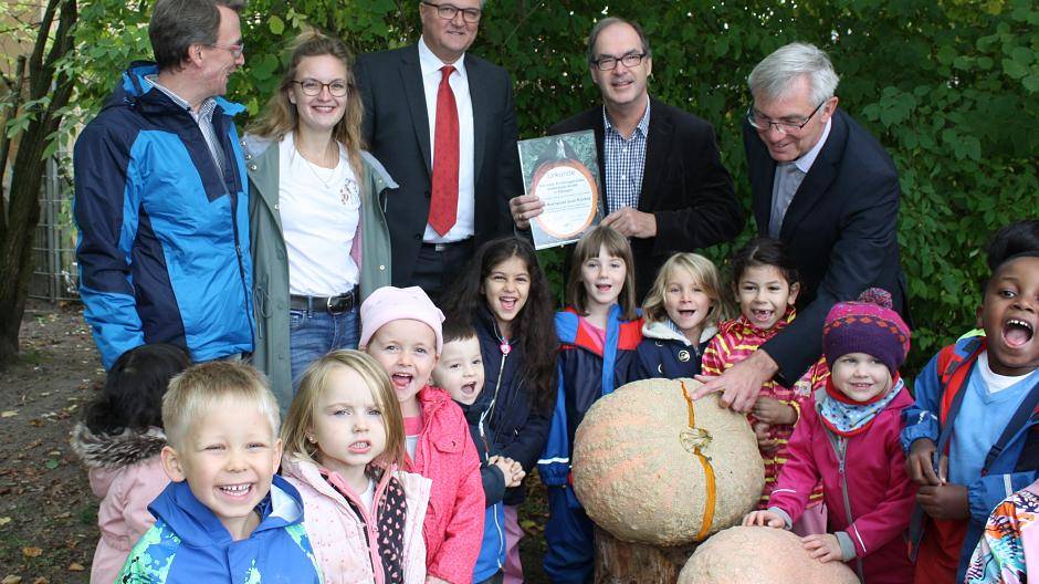 Rüdiger Kannegießer und Christina Müller von der Städt. Kita nehmen gemeinsam mit...