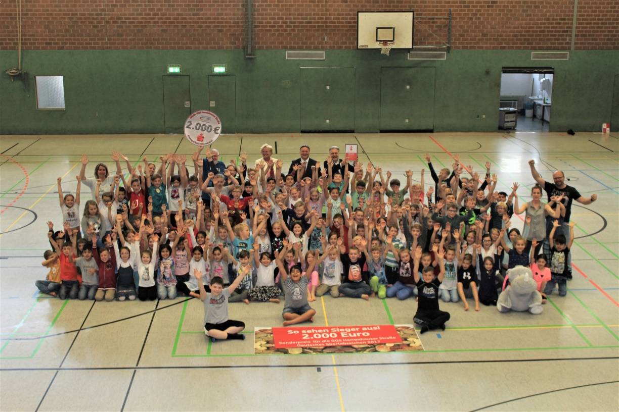  2.000 Euro haben die Grundschüler der GGS Herrenhauser Straße für ihre hervorragenden Leistungen erhalten. 