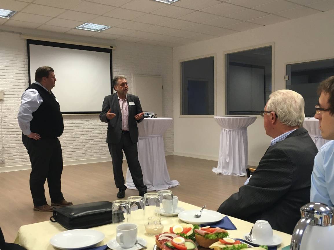  Bürgermeister Thomas Dinkelmann begrüßt die Unternehmer zum Business Breakfast. 