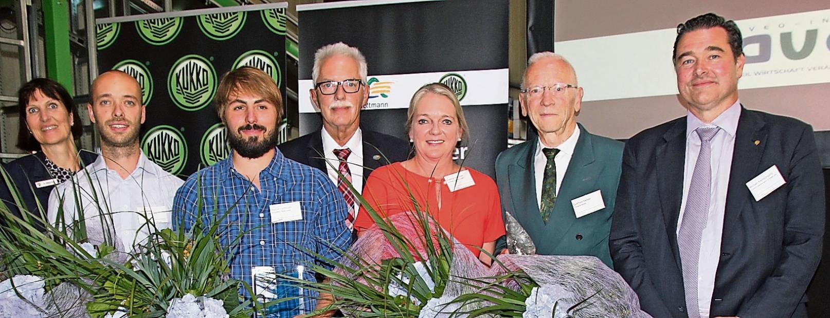  Laudatorin Birgit Alkening (Bürgermeisterin von Hilden), Marcel Buchmann und Justin Bohn (Berstation Hilden), Landrat Thomas Hendele, Corinna Schreiber (Schreiber Stahlbau GmbH, Hilden), Gottfried Bander (Contacto Bander GmbH, Erkrath) und Michael Kleinbongartz (Geschäftsführer Kukko). 