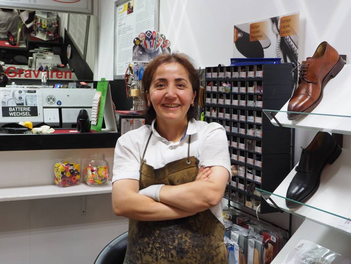  Das sympathische Lächeln hat sie trotz ihrer einsamen Lage nicht verloren: Hanim Kör in ihrem Schuh- und Schlüsseldienst „Monchi’s“. 