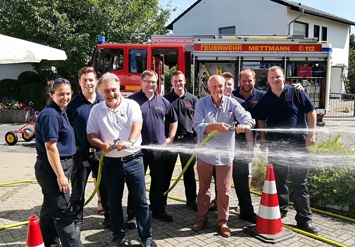  Bürgermeister Thomas Dinkelmann (l.) und Helmut Gienau vom Bürgerverein Ob- und Niederschwarzbach am "Löschspiel" der Freiwilligen Feuerwehr beim Sommerfest in Obschwarzbach.  