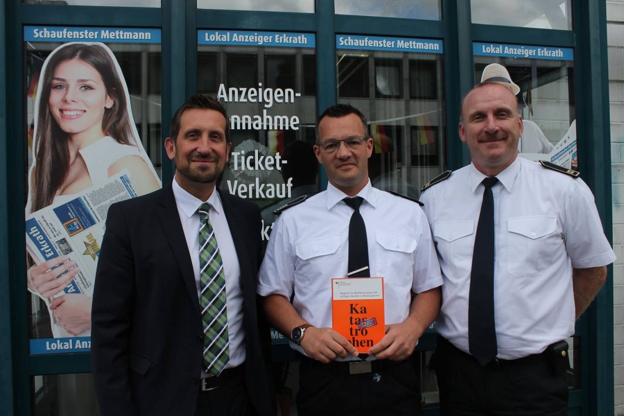 Unsere Experten zum Thema „Unwetter“: (v.li.) Thomas Meuser (Leiter der S-Versicherung-Service im Haus der Kreissparkasse Düsseldorf), Matthias Mausbach (Abteilungsleiter Feuerschutz und Rettungswesen der Feuerwehr Mettmann) und Guido Vogt (Leiter der Feuerwehr Erkrath). 