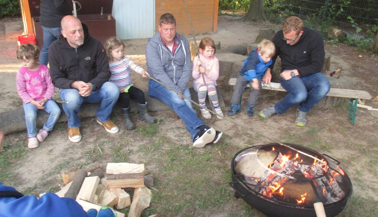 Väter und Kinder campen im Kindergarten