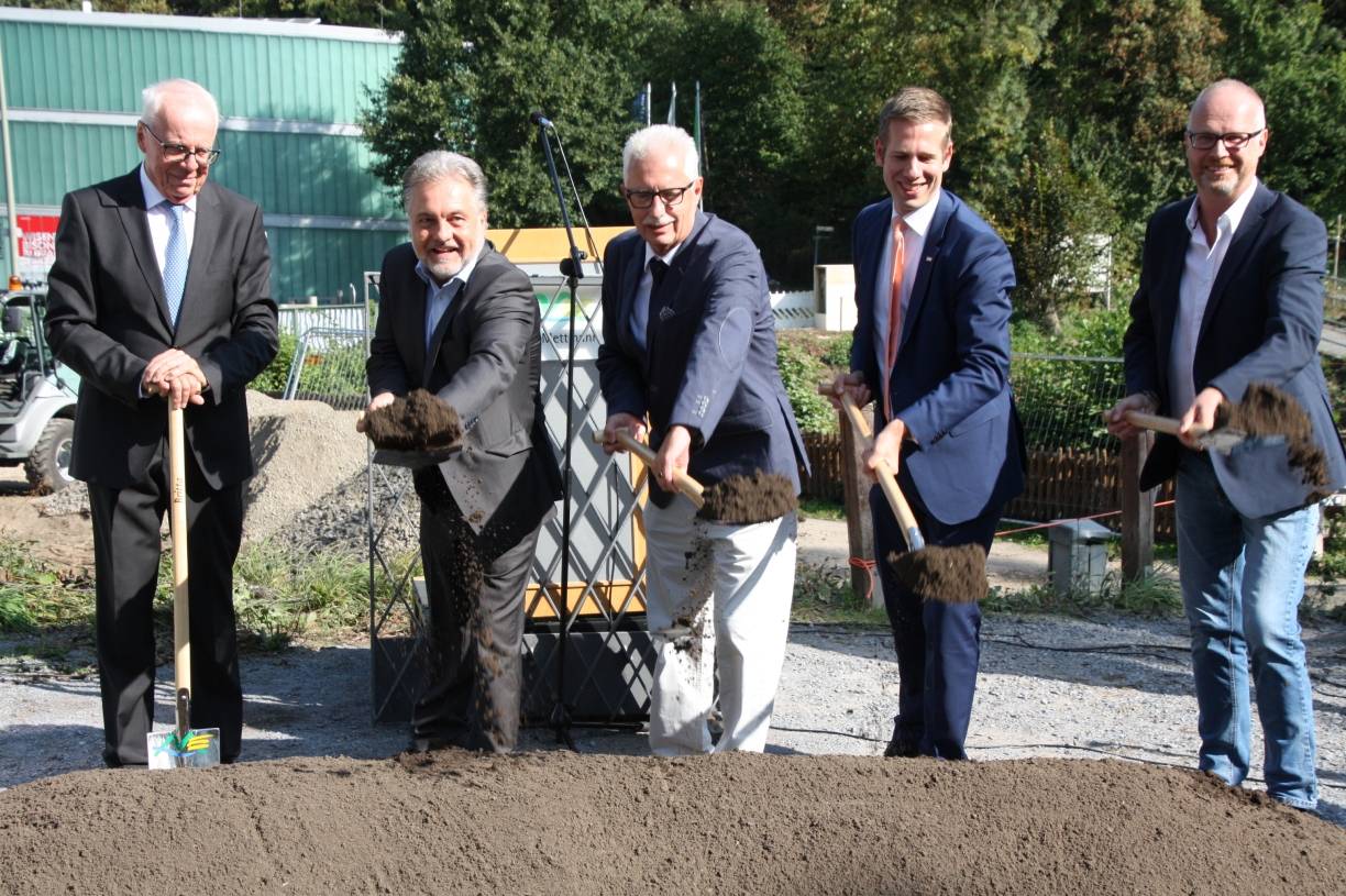  Stiftungsratsvorsitzender Prof. Gert Kaiser, Bürgermeister Thomas Dinkelmann, Landrat Thomas Hendele, Bürgermeister Christoph Schultz und Detlef Reinders von der Bezirksregierung (v.li.) beim Spatenstich. 