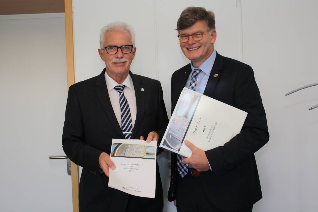 Landrat Thomas Hendele und Kreisdirektor Martin Richter präsentieren den Haushaltsentwurf 2019. 