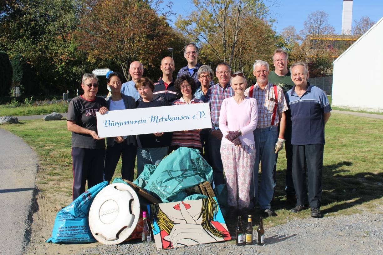  Mitglieder des Bürgervereins Metzkausen haben in ihrem Stadtteil Müll eingesammelt. 
