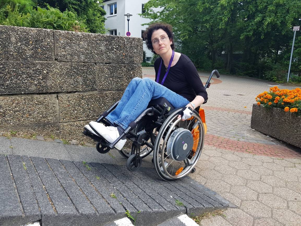  Angelika Theegarten schafft es auch trotz Rampe nicht, den Treppenaufstieg am Mettmanner Hallenbad zu überwinden. 