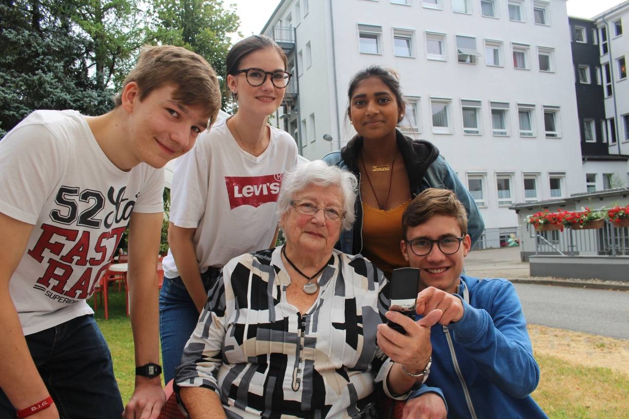  Daniel-Elia, Hanna, Janusa und Cedric wissen wie man ein Smartphone richtig benutzt und können Bewohnerin Ingelore Giepen einige Trick und Kniffe verraten. 