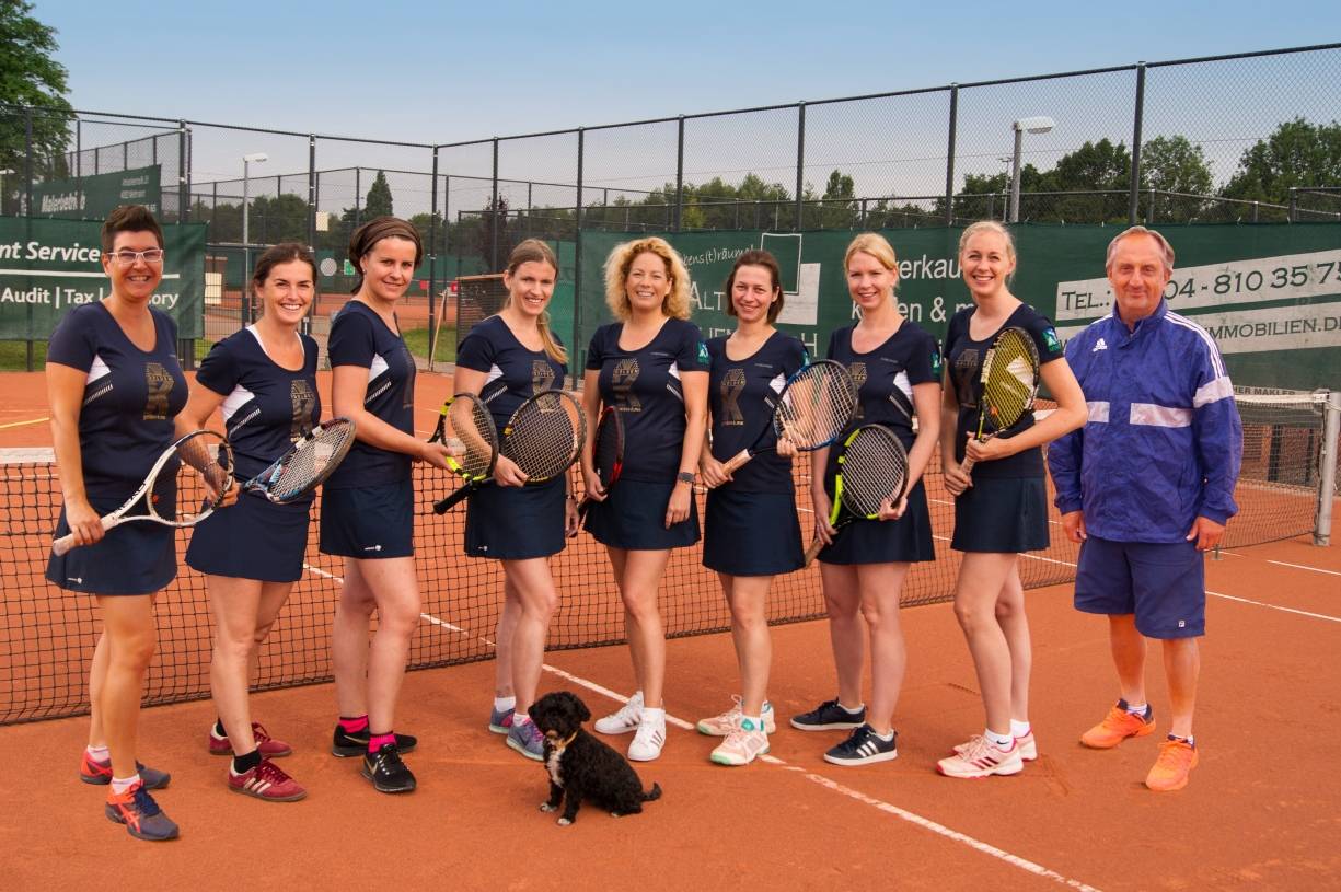  Sandra Spies, Dorothee Matthäus, Stefanie Heinrich, Heike Fitschen, Mannschaftsmaskottchen Holly, Natalie Lesaar, Judith Hengsbach, Anna Mathey, Anja Clemens sowie Mannschaftstrainerr Sinisa Dijanezevic. 