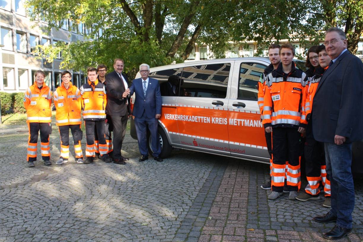  Christoph Wintgen, Vorstandsmitglied der Kreissparkasse Düsseldorf (v.l), übergibt Landrat Thomas Hendele, Schirmherr der Kreisverkehrswacht, im Beisein der Verkehrskadetten und dem Geschäftsführer der Kreisverkehrswacht, Uwe Zimmermann, den Schlüssel des neuen Fahrzeugs. 