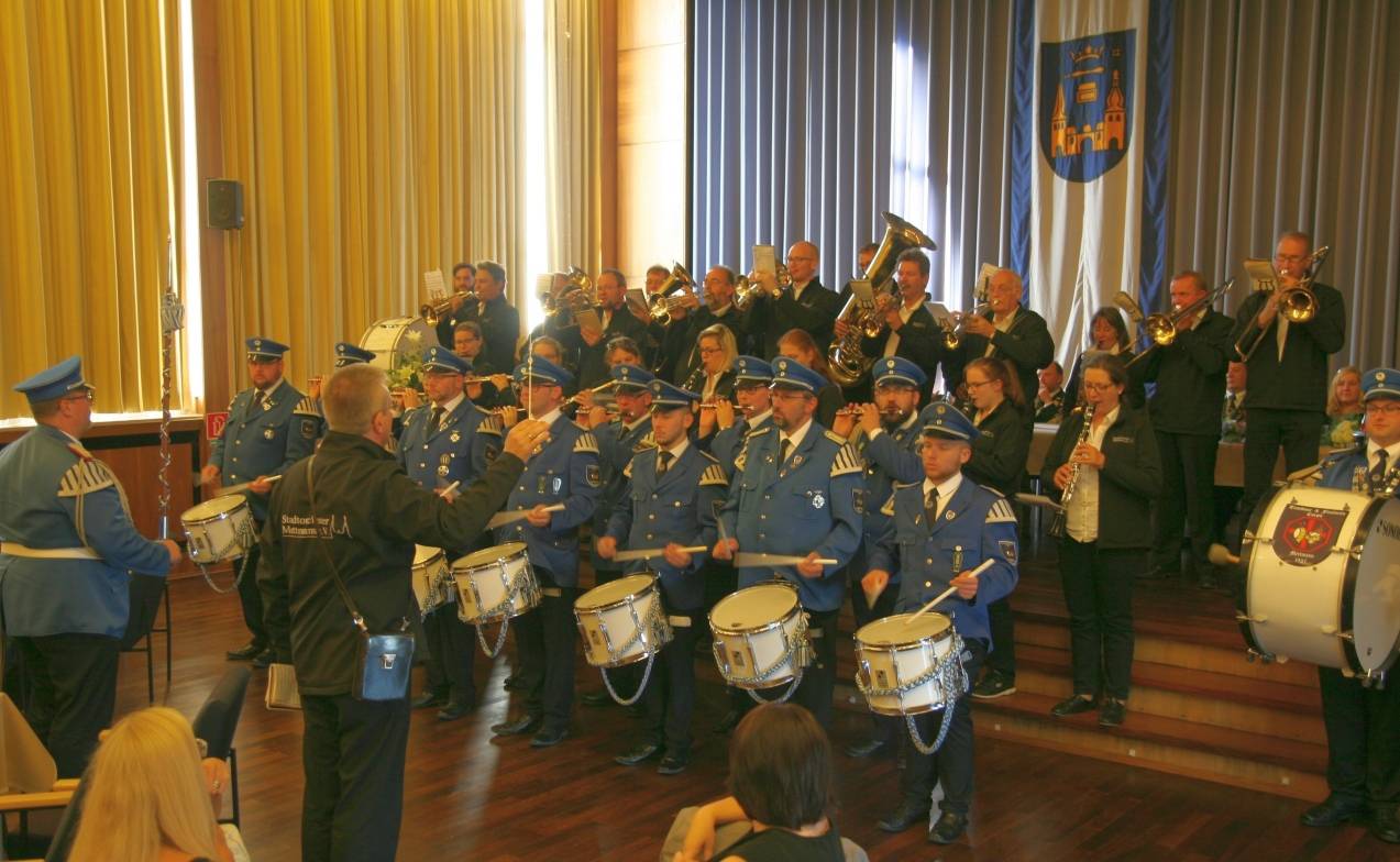  Beim Schützenempfang im Rathaus gab es einen gemeinsamen Auftritt des Tambourcorps und des Mettmanner Stadtorchesters. 