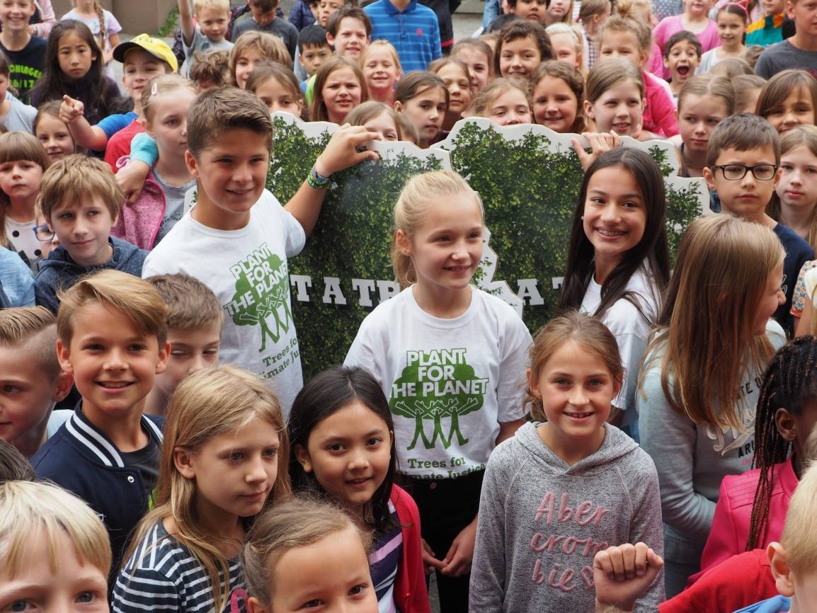  Die drei Klimabotschafter Jonte, Jana und Isabella (v.l.n.r.) nahmen in der Katholischen Grundschule an der Neanderstraße den Scheck des Sponsorenlaufs entgegen. 