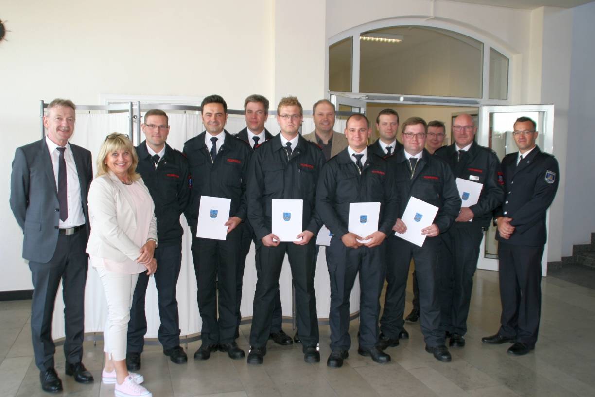  Beigeordnete Veronika Traumann, Erster Beigeordneter Dietrich Stang (l.), Matthias Mausbauch (r.), Abteilungsleiter Feuerschutz und Rettungswesen, und Personalratsvorsitzender Peter Nachtigall (3. v. r.) mit den frisch beförderten Kollegen. 