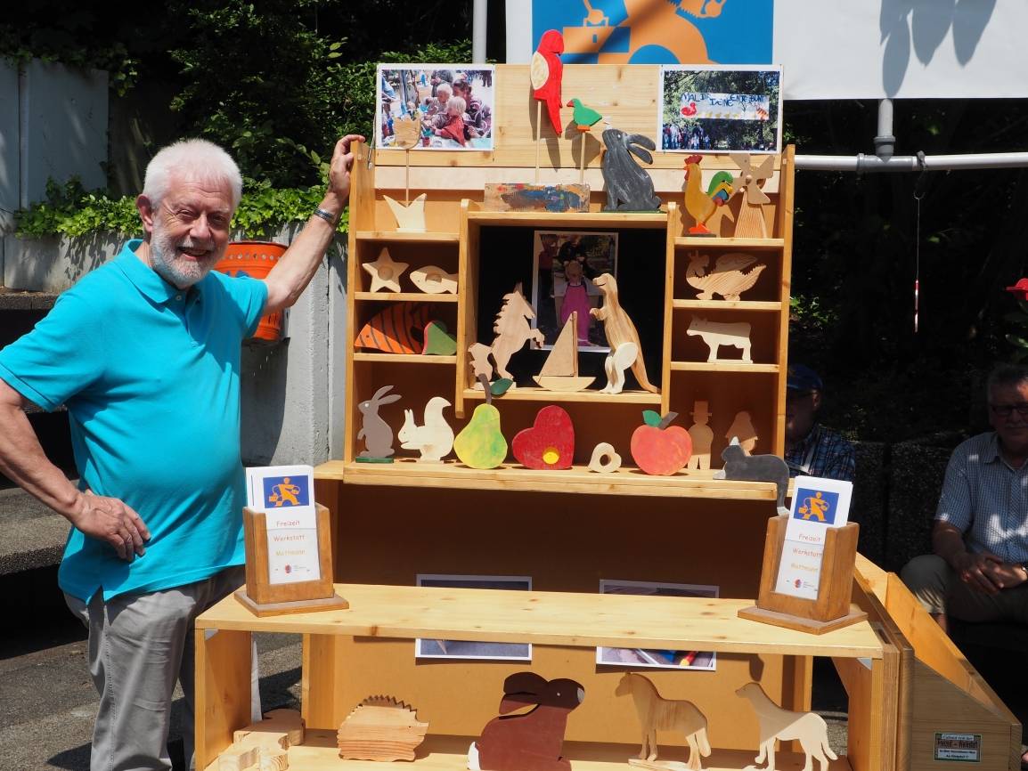  Eckhard Wagner mit einem von der Freizeit-Werkstatt gebauten Holzkaufladen. 