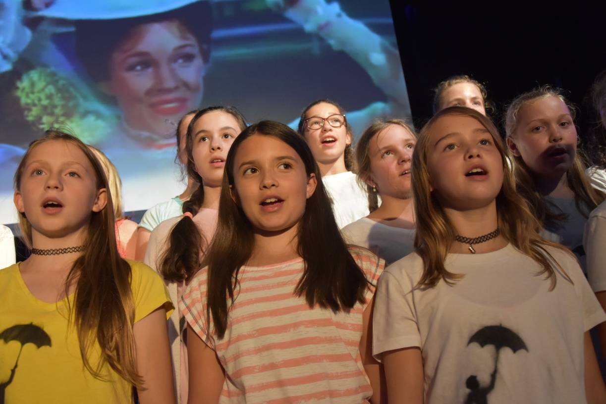  Der Unterstufenchor singt Lieder aus Mary Poppins. 