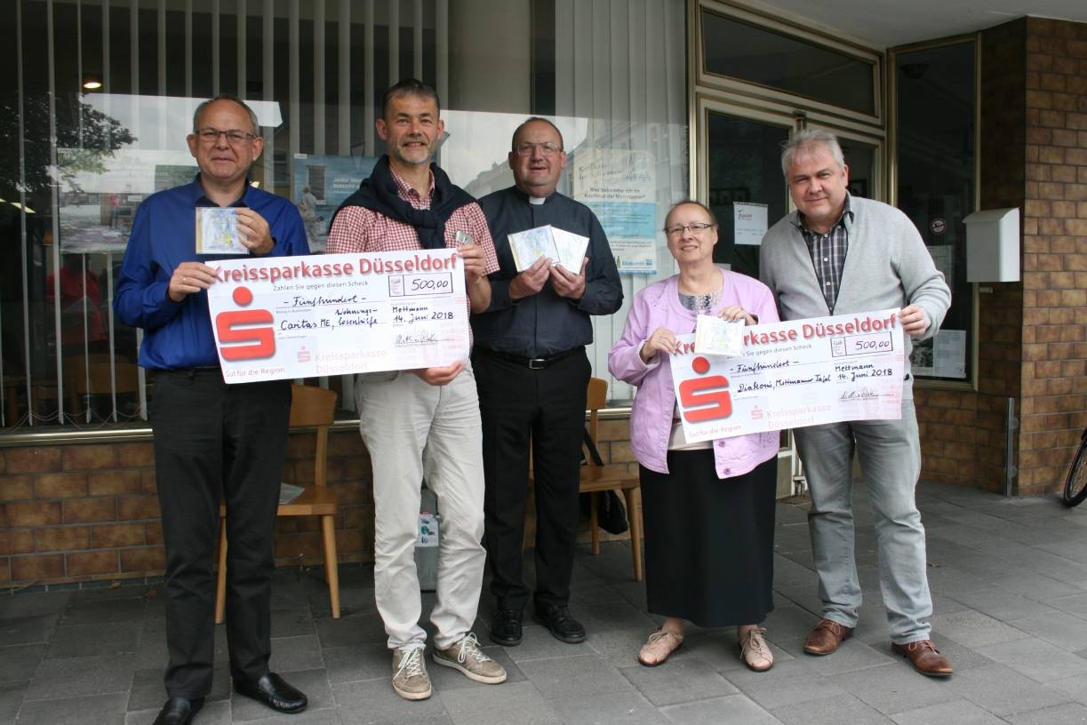  Herbert Ullmann, Matthias Röttger und Stephan Reh überreichten die Spendenschecks an Gisela Fleter uind Klaus Gärtner. 