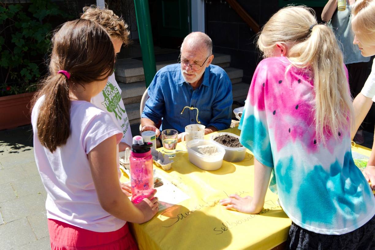  Während sich die Besucher in der Kulturvilla an den verschiedenen Ständen drängten, bot Reinhard Dellit vor der Tür Workshops für Kinder, in denen sie „Seedbombs“ formen konnten und viel Wissenswertes über Insekten und bunte Blumenwiesen erfuhren. 